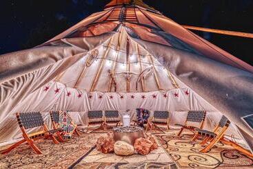 Отель Compass Rose Lodge