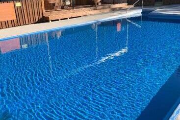 אתר נופש Sapphire Springs Holiday Park And Thermal Pools