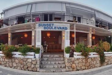 پانسیون Sunset Boulevard Rooms