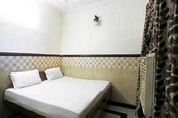 酒店 Spot On 37452 Kataria Guest House