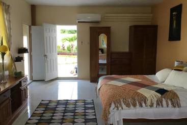 پانسیون Cool Breeze Discovery Bay