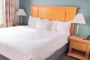 هتل Duluth Inn & Suites Near Spirit Mountain