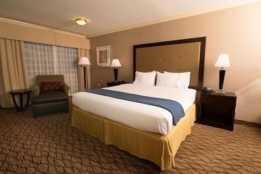 בית מלון כפרי Holiday Inn Express Port Hueneme, An Ihg