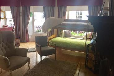 پانسیون The Captains Quarters