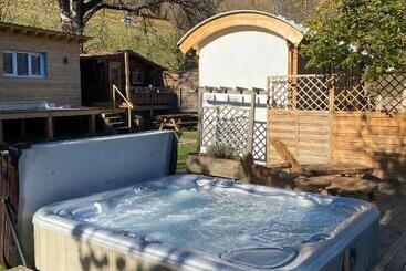 Пансион Les Chambres Et Roulottes Des Noisetiers