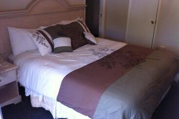 فندق Americas Best Value Presidents Inn On Munras