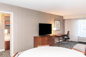 هتل Courtyard By Marriott Bloomington
