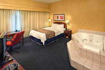 בית מלון כפרי Courtyard By Marriott Norwich