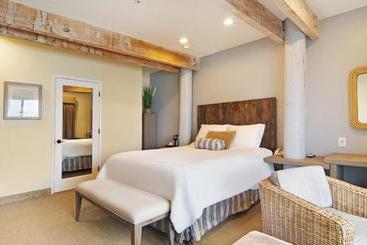 בית מלון כפרי Cypress Inn On Miramar Beach