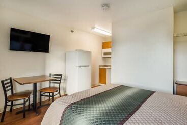 فندق Hometowne Studios By Red Roof Lake Charles   Sulphur