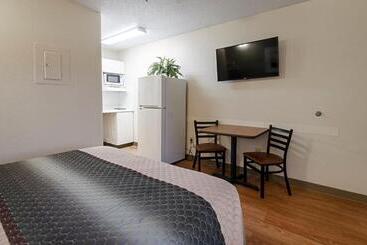 هتل Hometowne Studios By Red Roof Winston Salem   University Pkwy