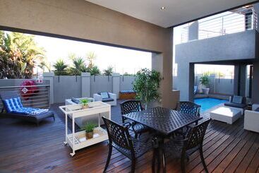 تختخواب و صبحانه C La Vie Luxury Accommodation