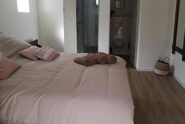 تختخواب و صبحانه Les Chambres Du Houron