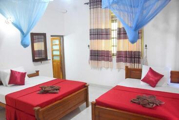 פנסיון Royal Views Residence