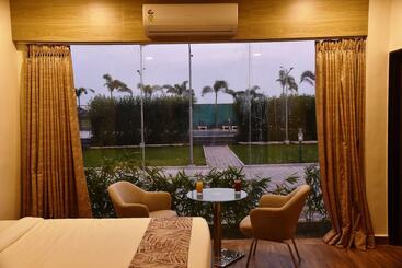 Carina Retreat Resort