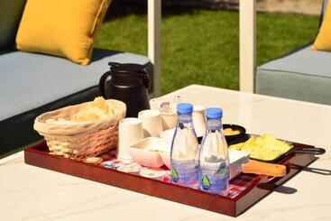 Отель Golden White