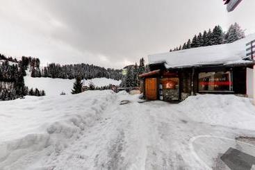 هتل Hostel Le Poussin