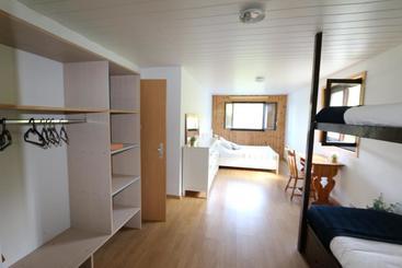 هتل Hostel Le Poussin