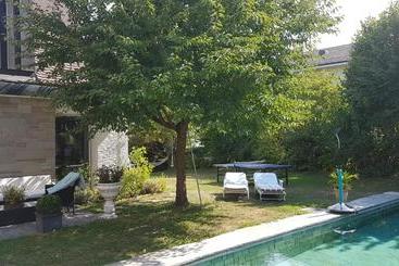 Hostel Charming Guestroom In Private Residence