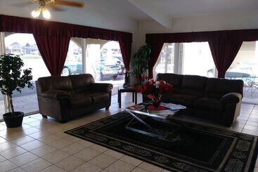 בית מלון כפרי Days Inn By Wyndham San Antonio Lytle