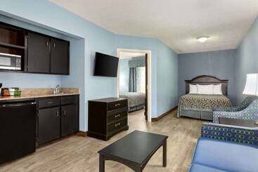 Отель Days Inn By Wyndham Weldon Roanoke Rapids