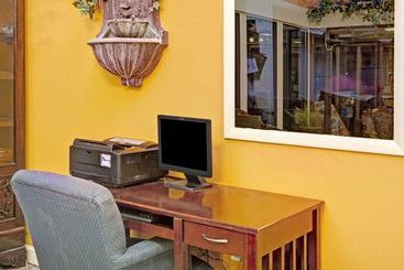 هتل Days Inn By Wyndham Newport News