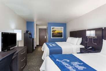 هتل Days Inn & Suites By Wyndham East Flagstaff