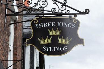 Пансион Three Kings Studios