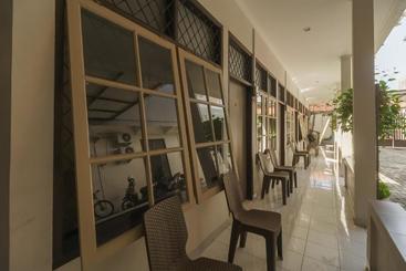 پانسیون Reddoorz@ Cangkring Street Cirebon