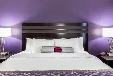 هتل Clarion Inn & Suites Near Downtown