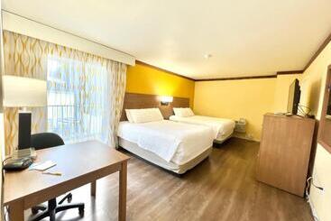 호텔 Days Inn By Wyndham Suites Fredericksburg