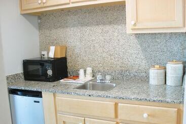 هتل Sun & Sand Resort Oceanfront Suites