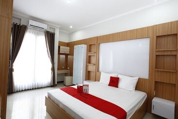 Отель Reddoorz @ Merapi View