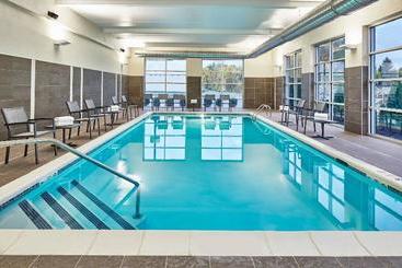 هتل Courtyard By Marriott Albany Airport