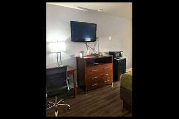 Отель Econo Lodge Inn & Suites I 64 & Us 13