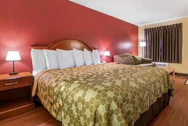 فندق Econo Lodge Inn & Suites Maingate Central