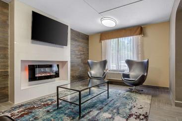 هتل Quality Inn Airportnear Uptown