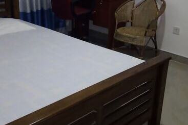 פנסיון Senuri Home Stay