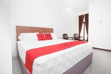 پانسیون Reddoorz Syariah Near Bundaran Joeang