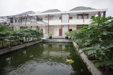 پانسیون Reddoorz Syariah Near Bundaran Joeang