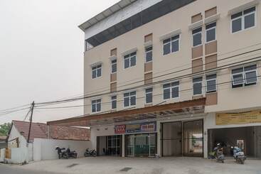 Отель Reddoorz Plus At Grand Tara Homestay Palembang