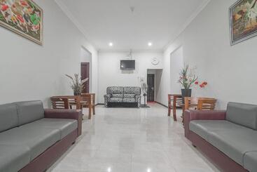 Отель Reddoorz Syariah Near Taman Rozeline Penajam