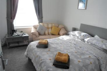تختخواب و صبحانه Silloth Holiday Accommodation Ensuite Rooms, Studios For 2, Apartments For 6