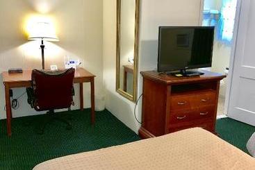 هتل American Inn Lee