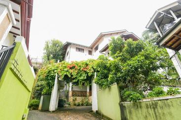 ホテル Oyo 373 Grand Kandy Villa