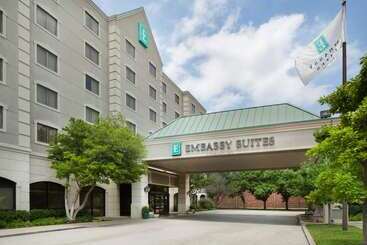 בית מלון כפרי Embassy Suites By Hilton Dallas Near The Galleria