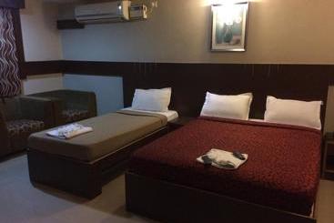 הוסטל Green Wood Inn An Executive