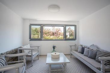 هتل Nautilus Apartments Suites