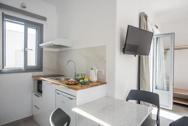 هتل Nautilus Apartments Suites