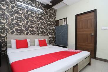 Отель R K Guest House By Oyo Rooms